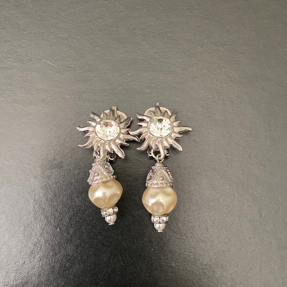 Earrings - Picture 1 of 2